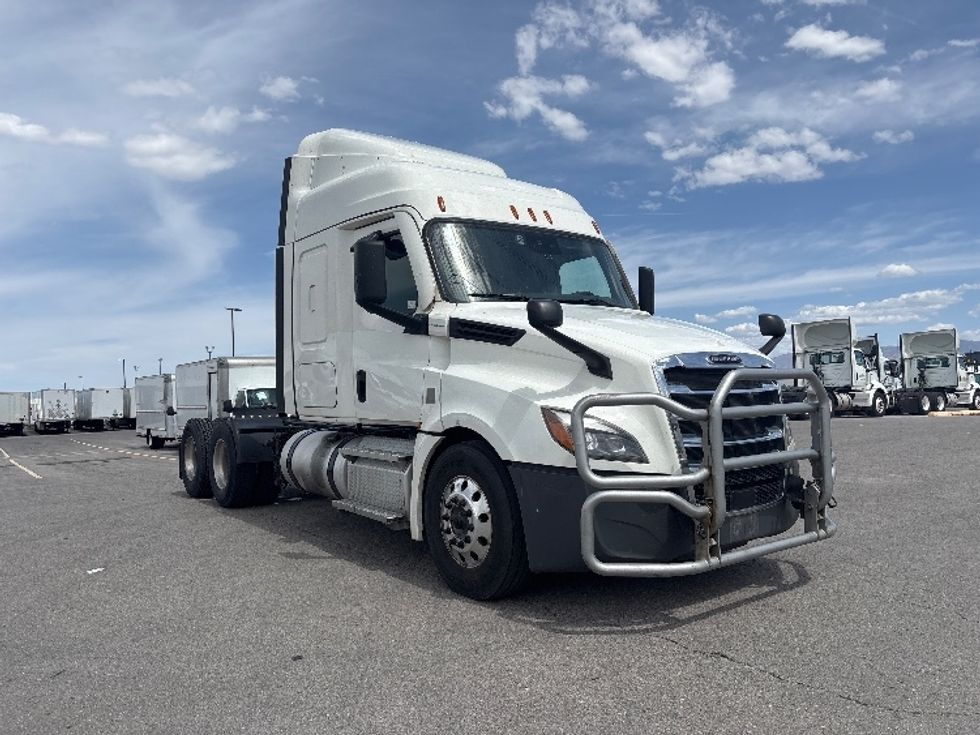Sleeper Tractor-Heavy Duty Tractors-Freightliner-2021-T12664ST-Salt Lake City-UT-580,611\n\t\tmiles-$ 54,250 - Image 1
