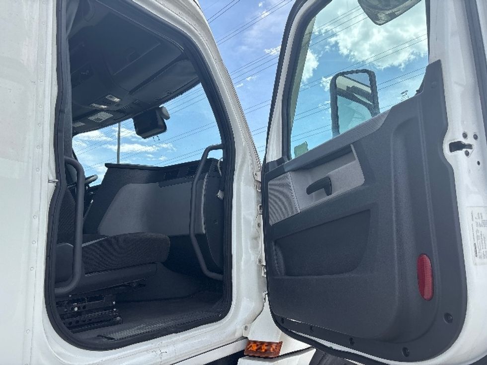 Sleeper Tractor-Heavy Duty Tractors-Freightliner-2021-T12664ST-Salt Lake City-UT-580,611\n\t\tmiles-$ 54,250 - Image 13