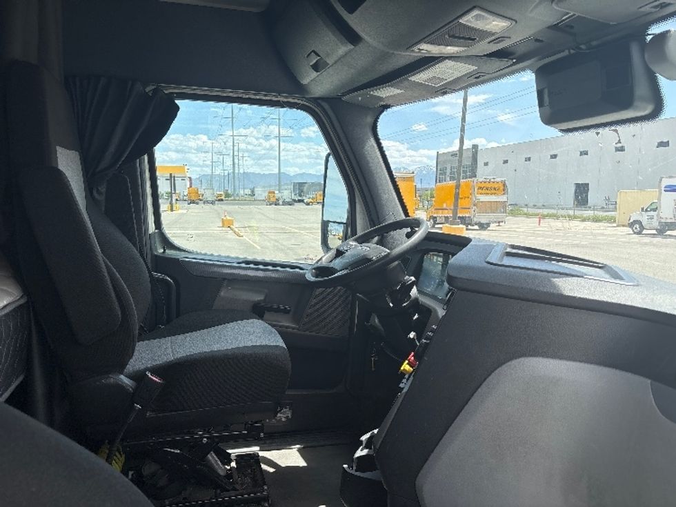 Sleeper Tractor-Heavy Duty Tractors-Freightliner-2021-T12664ST-Salt Lake City-UT-580,611\n\t\tmiles-$ 54,250 - Image 15