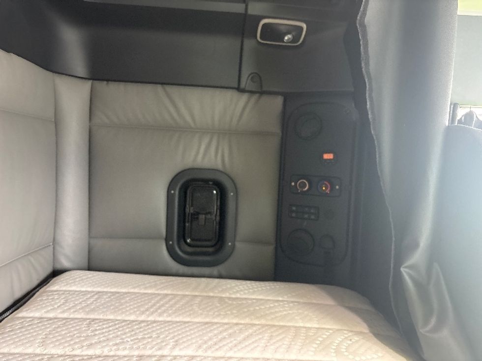 Sleeper Tractor-Heavy Duty Tractors-Freightliner-2021-T12664ST-Salt Lake City-UT-580,611\n\t\tmiles-$ 54,250 - Image 18