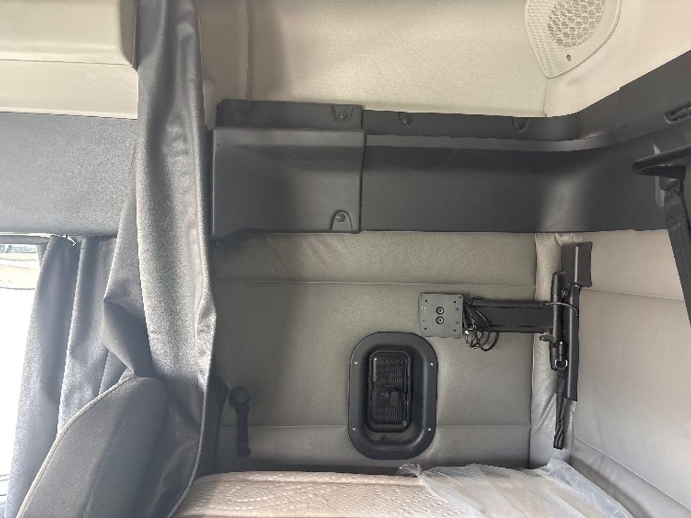 Sleeper Tractor-Heavy Duty Tractors-Freightliner-2021-T12664ST-Salt Lake City-UT-580,611\n\t\tmiles-$ 54,250 - Image 19