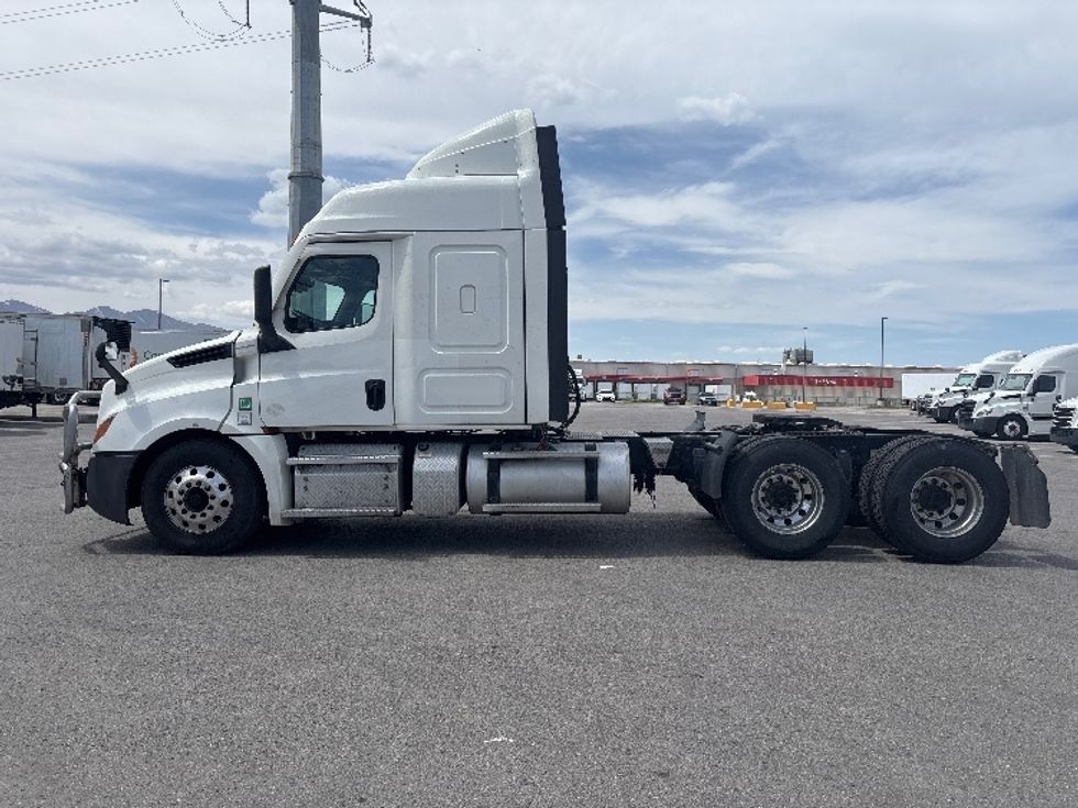 Sleeper Tractor-Heavy Duty Tractors-Freightliner-2021-T12664ST-Salt Lake City-UT-580,611\n\t\tmiles-$ 54,250 - Image 4
