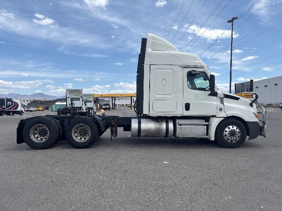 Sleeper Tractor-Heavy Duty Tractors-Freightliner-2021-T12664ST-Salt Lake City-UT-580,611\n\t\tmiles-$ 54,250 - Image 8