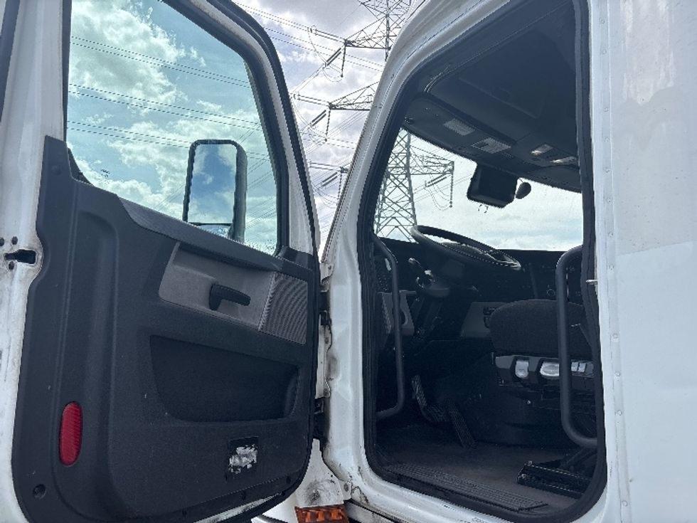 Sleeper Tractor-Heavy Duty Tractors-Freightliner-2021-T12664ST-Salt Lake City-UT-580,611\n\t\tmiles-$ 54,250 - Image 9