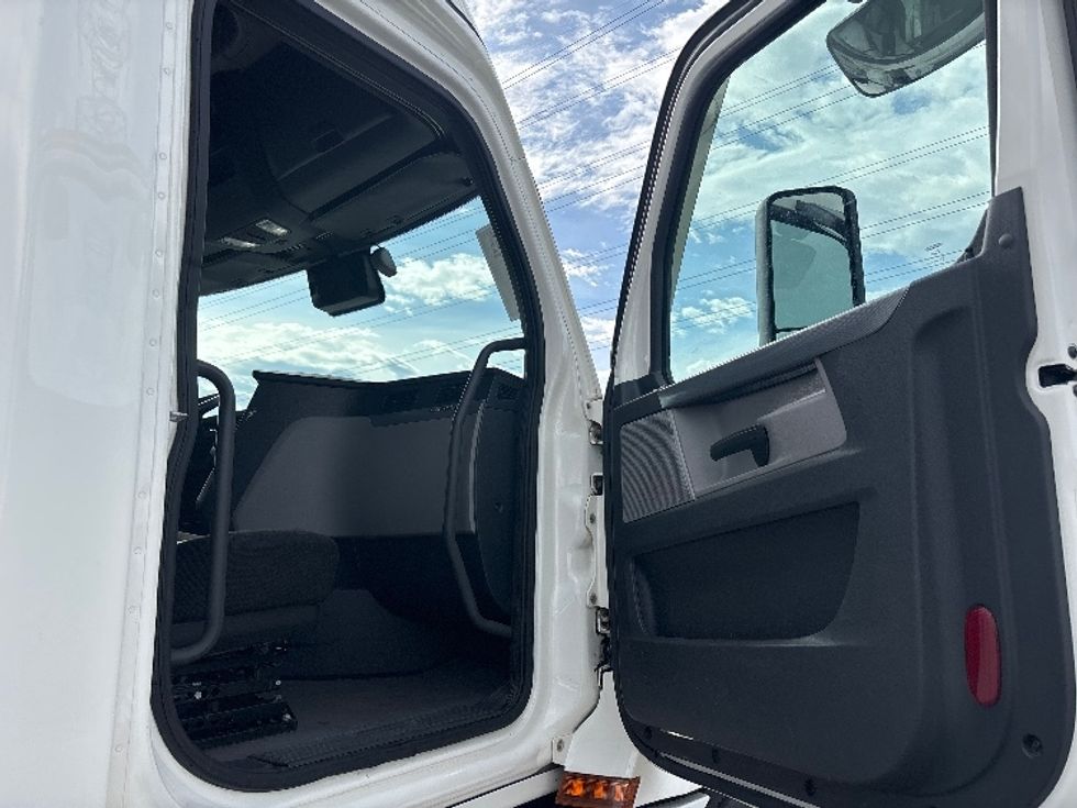 Sleeper Tractor-Heavy Duty Tractors-Freightliner-2021-T12664ST-Salt Lake City-UT-590,921\n\t\tmiles-$ 54,500 - Image 13