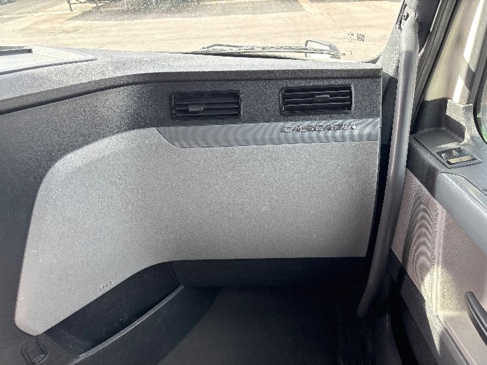 Sleeper Tractor-Heavy Duty Tractors-Freightliner-2021-T12664ST-Salt Lake City-UT-590,921\n\t\tmiles-$ 54,500 - Image 14