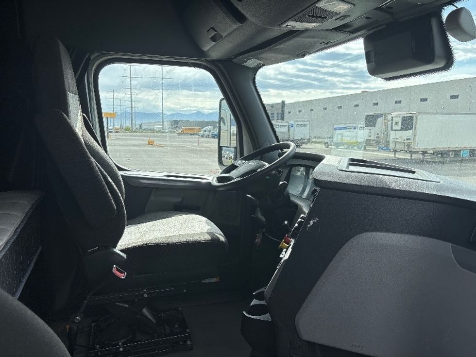 Sleeper Tractor-Heavy Duty Tractors-Freightliner-2021-T12664ST-Salt Lake City-UT-590,921\n\t\tmiles-$ 54,500 - Image 15