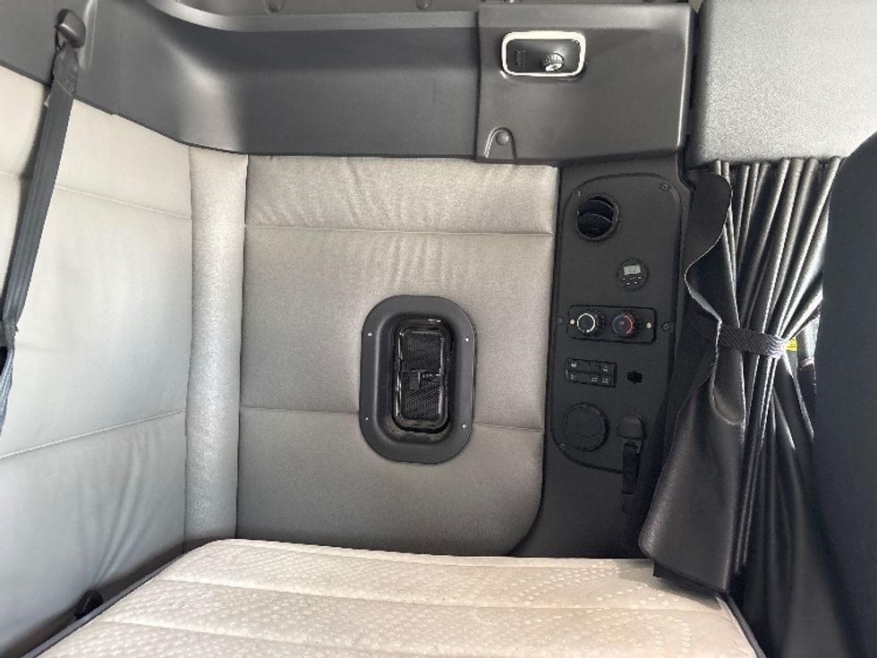 Sleeper Tractor-Heavy Duty Tractors-Freightliner-2021-T12664ST-Salt Lake City-UT-590,921\n\t\tmiles-$ 54,500 - Image 18