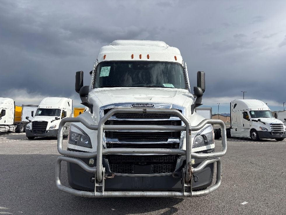 Sleeper Tractor-Heavy Duty Tractors-Freightliner-2021-T12664ST-Salt Lake City-UT-590,921\n\t\tmiles-$ 54,500 - Image 2