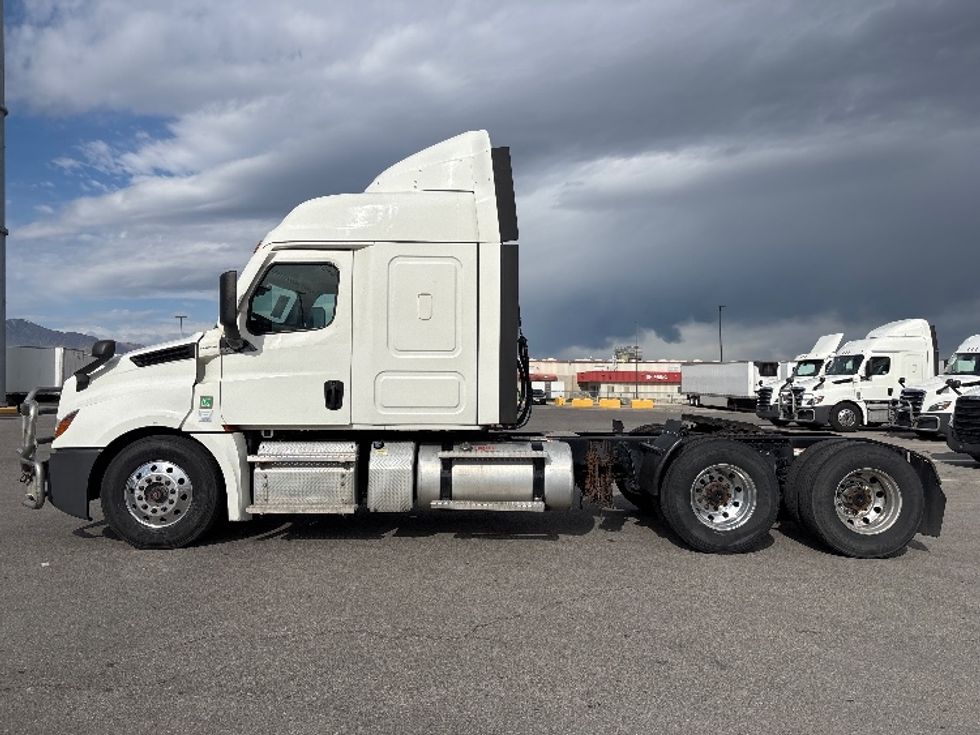 Sleeper Tractor-Heavy Duty Tractors-Freightliner-2021-T12664ST-Salt Lake City-UT-590,921\n\t\tmiles-$ 54,500 - Image 4