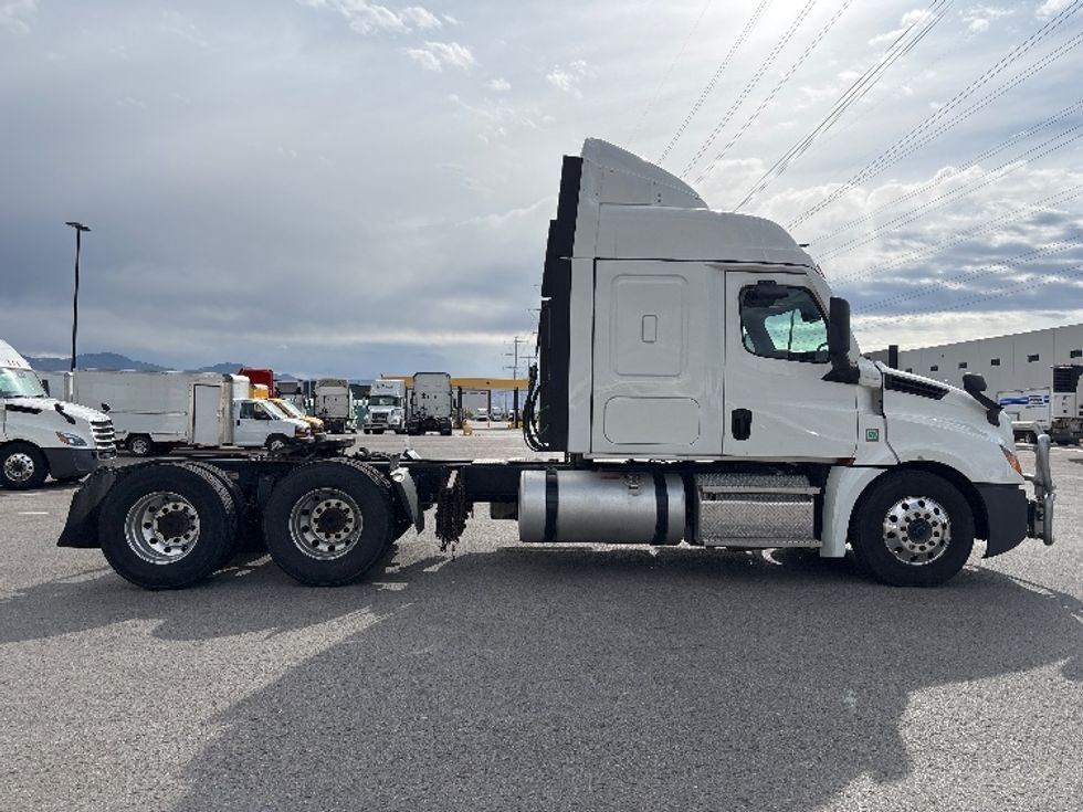 Sleeper Tractor-Heavy Duty Tractors-Freightliner-2021-T12664ST-Salt Lake City-UT-590,921\n\t\tmiles-$ 54,500 - Image 8