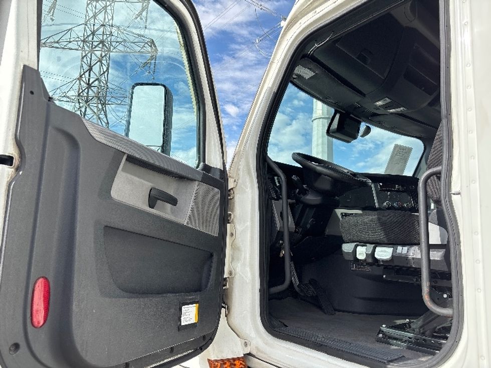 Sleeper Tractor-Heavy Duty Tractors-Freightliner-2021-T12664ST-Salt Lake City-UT-590,921\n\t\tmiles-$ 54,500 - Image 9