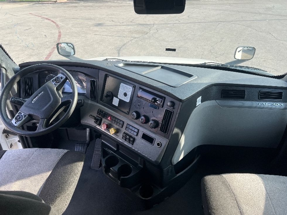 Sleeper Tractor-Heavy Duty Tractors-Freightliner-2021-T12664ST-San Antonio-TX-509,484\n\t\tmiles-$ 67,750 - Image 12