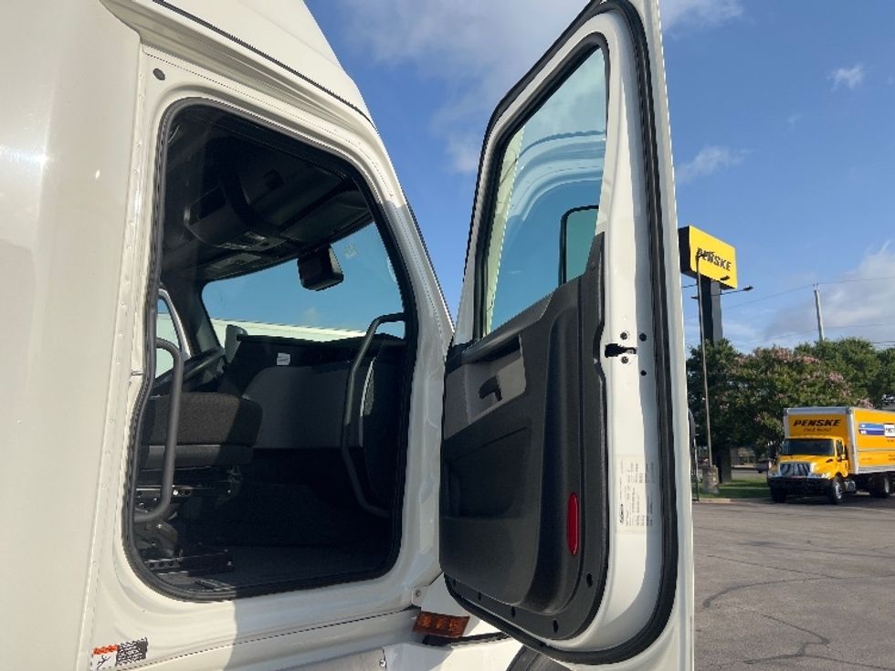 Sleeper Tractor-Heavy Duty Tractors-Freightliner-2021-T12664ST-San Antonio-TX-509,484\n\t\tmiles-$ 67,750 - Image 13