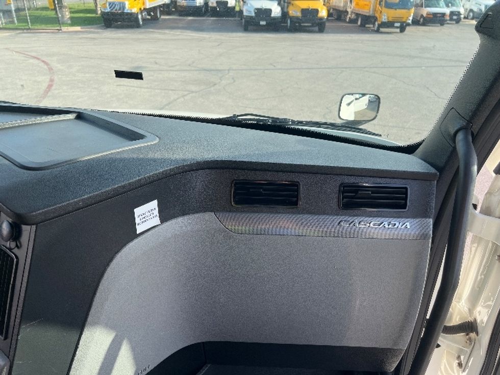 Sleeper Tractor-Heavy Duty Tractors-Freightliner-2021-T12664ST-San Antonio-TX-509,484\n\t\tmiles-$ 67,750 - Image 14