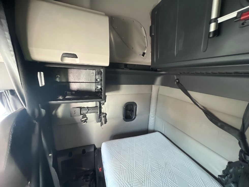 Sleeper Tractor-Heavy Duty Tractors-Freightliner-2021-T12664ST-San Antonio-TX-509,484\n\t\tmiles-$ 67,750 - Image 17