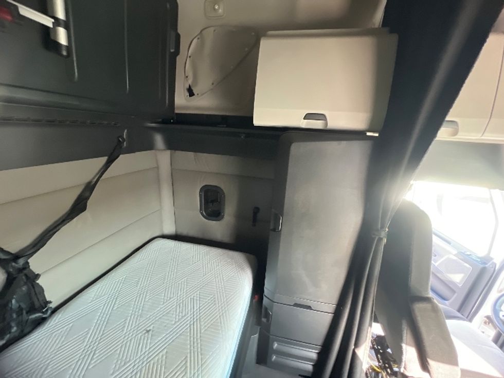 Sleeper Tractor-Heavy Duty Tractors-Freightliner-2021-T12664ST-San Antonio-TX-509,484\n\t\tmiles-$ 67,750 - Image 18