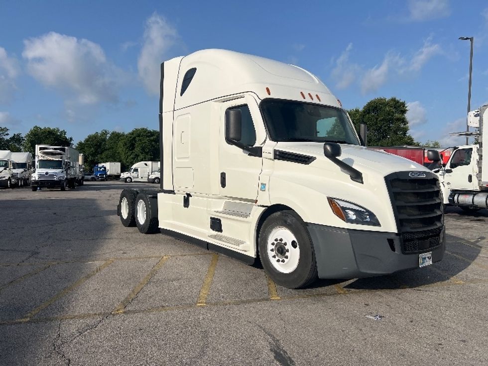 Sleeper Tractor-Heavy Duty Tractors-Freightliner-2021-T12664ST-San Antonio-TX-509,484\n\t\tmiles-$ 67,750 - Image 3