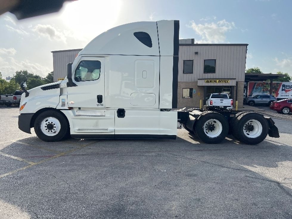 Sleeper Tractor-Heavy Duty Tractors-Freightliner-2021-T12664ST-San Antonio-TX-509,484\n\t\tmiles-$ 67,750 - Image 4