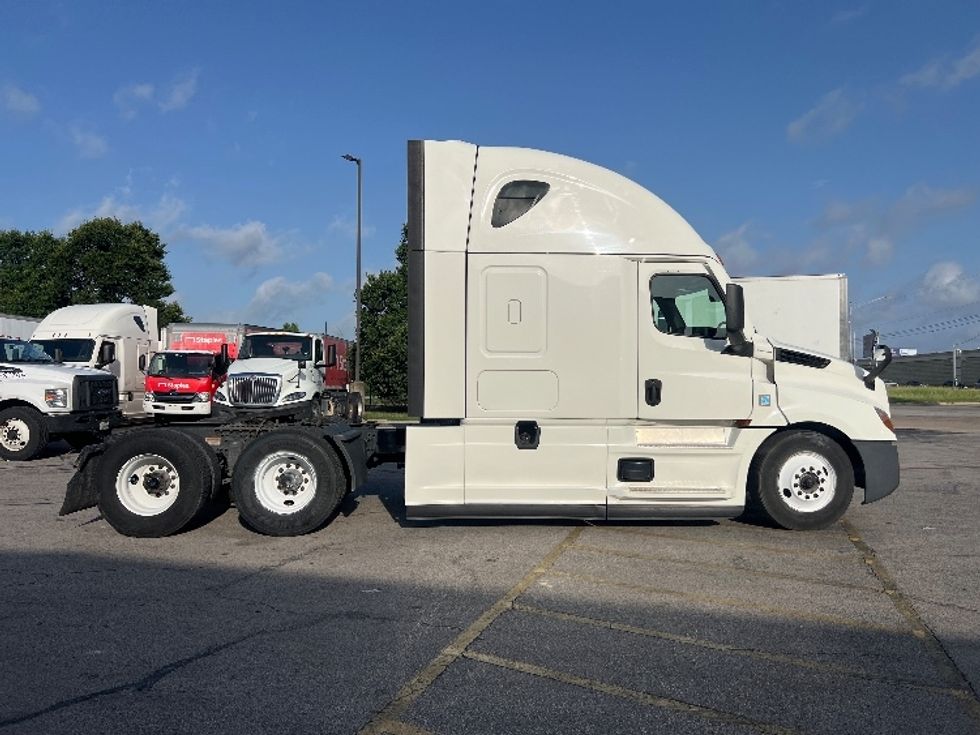 Sleeper Tractor-Heavy Duty Tractors-Freightliner-2021-T12664ST-San Antonio-TX-509,484\n\t\tmiles-$ 67,750 - Image 8