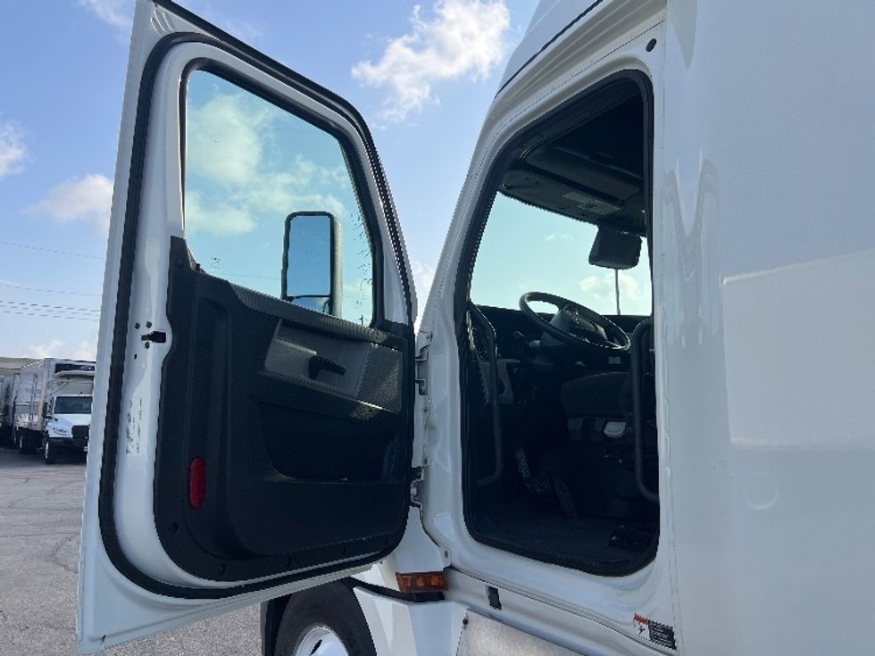 Sleeper Tractor-Heavy Duty Tractors-Freightliner-2021-T12664ST-San Antonio-TX-509,484\n\t\tmiles-$ 67,750 - Image 9