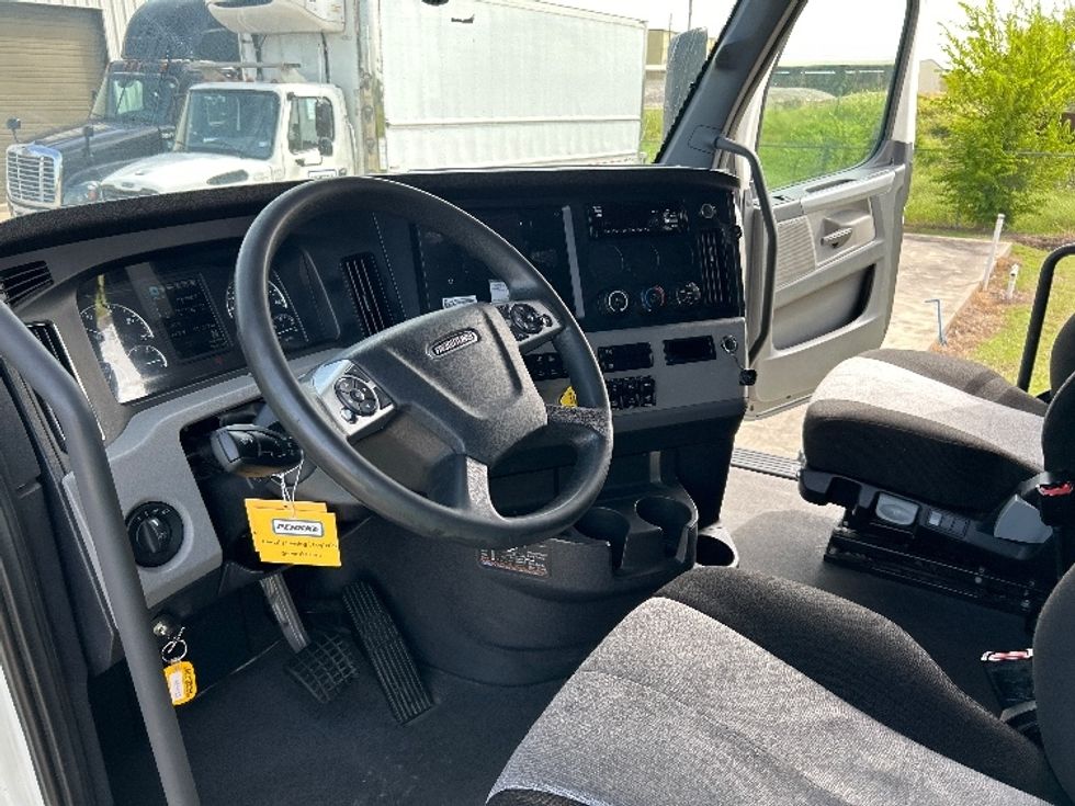 Sleeper Tractor-Heavy Duty Tractors-Freightliner-2021-T12664ST-San Antonio-TX-542,025\n\t\tmiles-$ 62,750 - Image 10