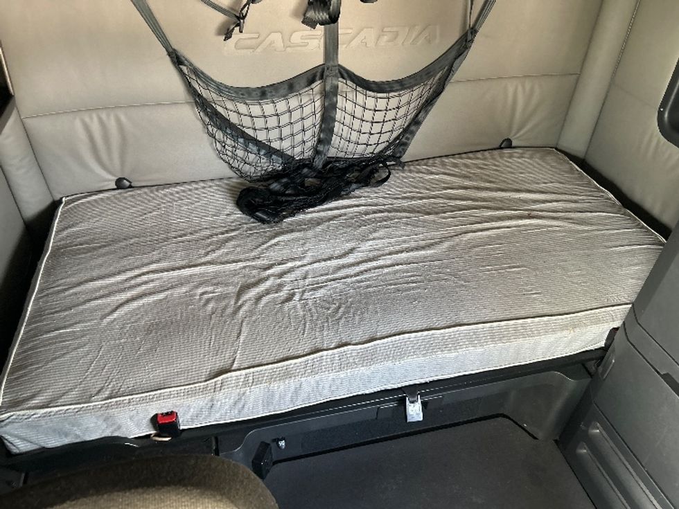 Sleeper Tractor-Heavy Duty Tractors-Freightliner-2021-T12664ST-San Antonio-TX-542,025\n\t\tmiles-$ 62,750 - Image 17