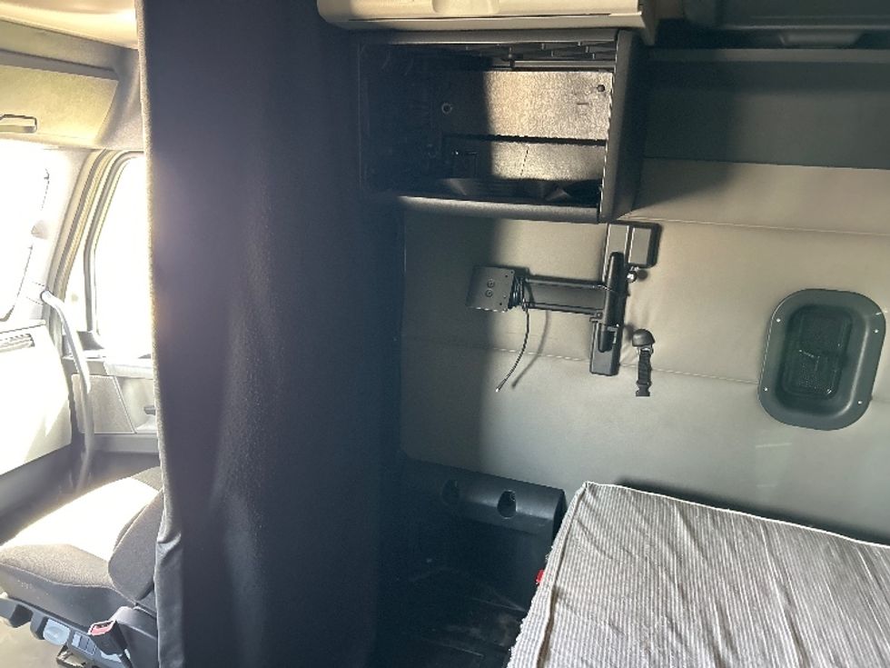 Sleeper Tractor-Heavy Duty Tractors-Freightliner-2021-T12664ST-San Antonio-TX-542,025\n\t\tmiles-$ 62,750 - Image 19