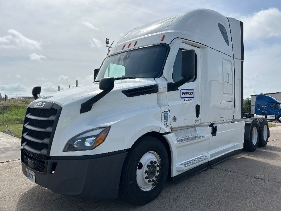 Sleeper Tractor-Heavy Duty Tractors-Freightliner-2021-T12664ST-San Antonio-TX-542,025\n\t\tmiles-$ 62,750 - Image 3