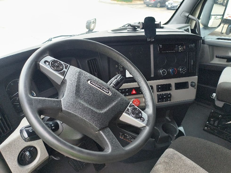 Sleeper Tractor-Heavy Duty Tractors-Freightliner-2021-T12664ST-San Antonio-TX-543,407\n\t\tmiles-$ 54,750 - Image 10