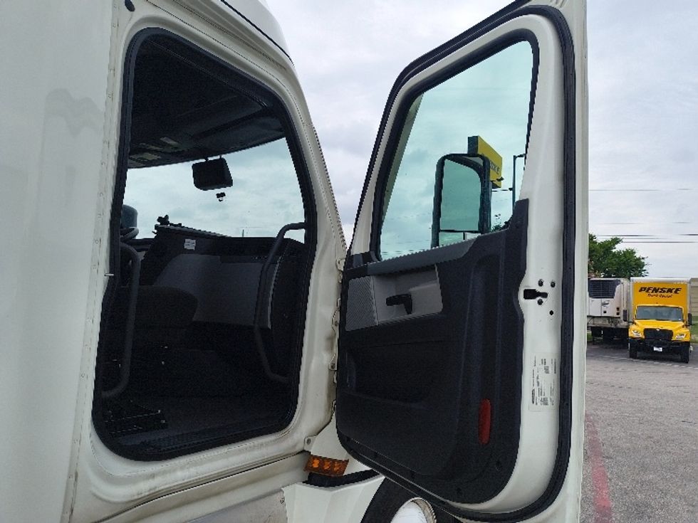 Sleeper Tractor-Heavy Duty Tractors-Freightliner-2021-T12664ST-San Antonio-TX-543,407\n\t\tmiles-$ 54,750 - Image 13