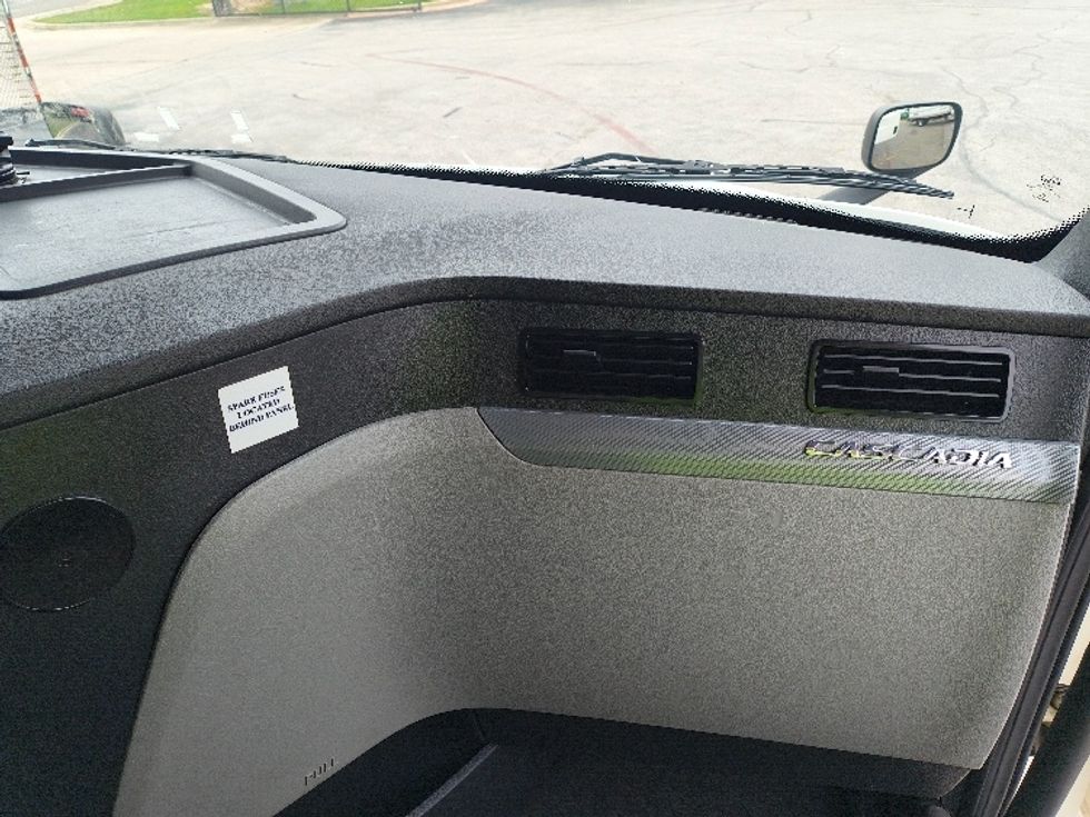 Sleeper Tractor-Heavy Duty Tractors-Freightliner-2021-T12664ST-San Antonio-TX-543,407\n\t\tmiles-$ 54,750 - Image 14