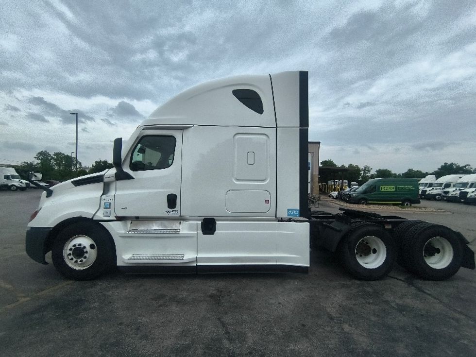 Sleeper Tractor-Heavy Duty Tractors-Freightliner-2021-T12664ST-San Antonio-TX-543,407\n\t\tmiles-$ 54,750 - Image 4