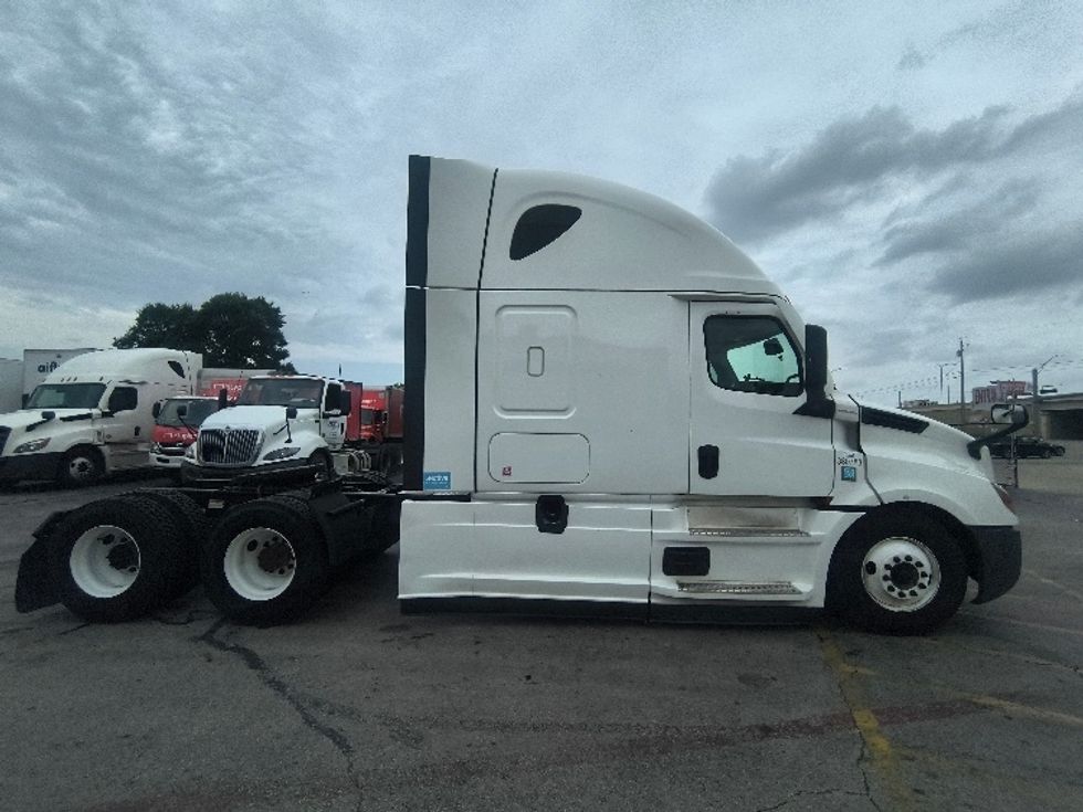 Sleeper Tractor-Heavy Duty Tractors-Freightliner-2021-T12664ST-San Antonio-TX-543,407\n\t\tmiles-$ 54,750 - Image 8
