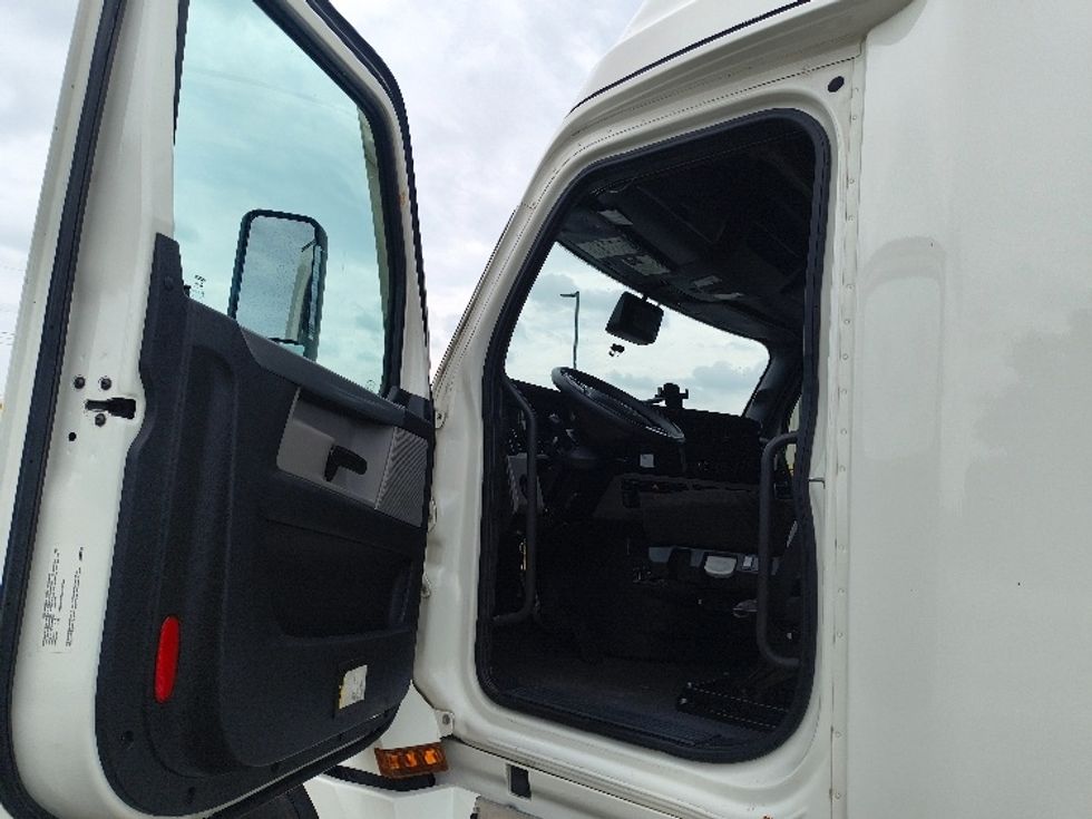 Sleeper Tractor-Heavy Duty Tractors-Freightliner-2021-T12664ST-San Antonio-TX-543,407\n\t\tmiles-$ 54,750 - Image 9