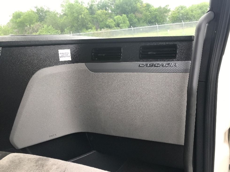 Sleeper Tractor-Heavy Duty Tractors-Freightliner-2021-T12664ST-San Antonio-TX-562,705\n\t\tmiles-$ 63,000 - Image 14