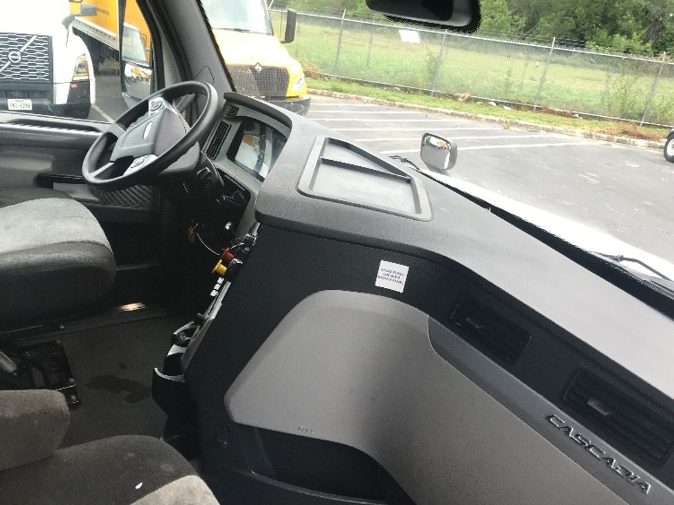 Sleeper Tractor-Heavy Duty Tractors-Freightliner-2021-T12664ST-San Antonio-TX-562,705\n\t\tmiles-$ 63,000 - Image 15