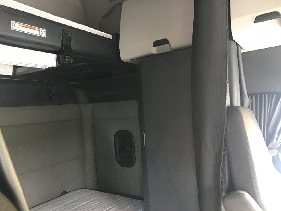 Sleeper Tractor-Heavy Duty Tractors-Freightliner-2021-T12664ST-San Antonio-TX-562,705\n\t\tmiles-$ 63,000 - Image 18