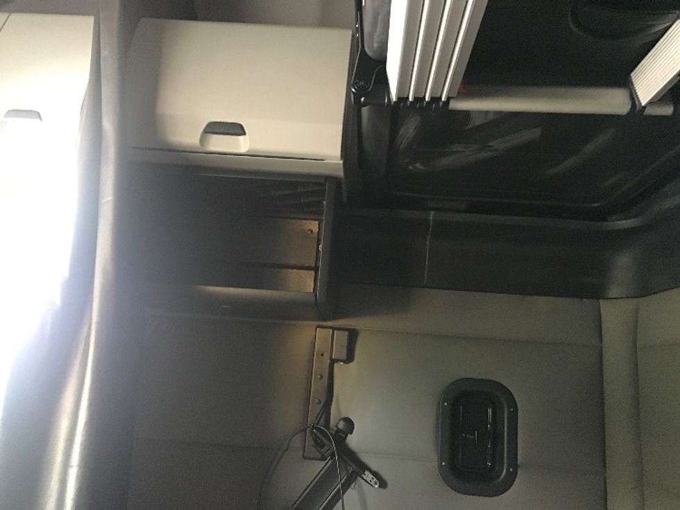 Sleeper Tractor-Heavy Duty Tractors-Freightliner-2021-T12664ST-San Antonio-TX-562,705\n\t\tmiles-$ 63,000 - Image 19