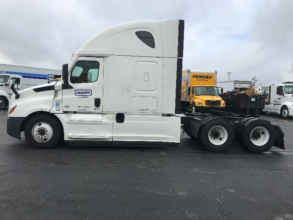 Sleeper Tractor-Heavy Duty Tractors-Freightliner-2021-T12664ST-San Antonio-TX-562,705\n\t\tmiles-$ 63,000 - Image 4