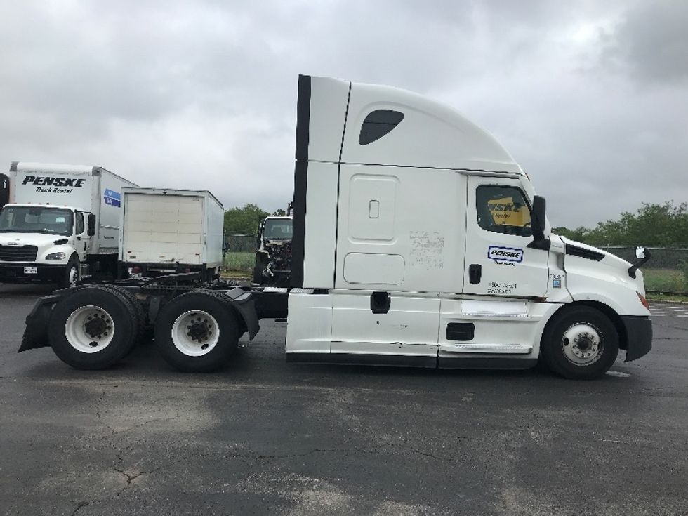 Sleeper Tractor-Heavy Duty Tractors-Freightliner-2021-T12664ST-San Antonio-TX-562,705\n\t\tmiles-$ 63,000 - Image 8