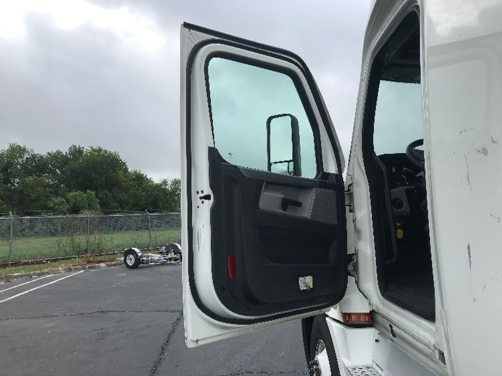 Sleeper Tractor-Heavy Duty Tractors-Freightliner-2021-T12664ST-San Antonio-TX-562,705\n\t\tmiles-$ 63,000 - Image 9