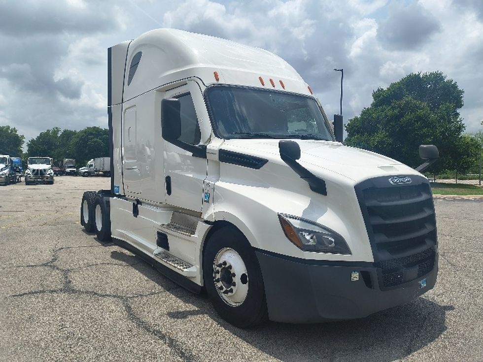 Sleeper Tractor-Heavy Duty Tractors-Freightliner-2021-T12664ST-San Antonio-TX-568,351\n\t\tmiles-$ 52,750 - Image 1