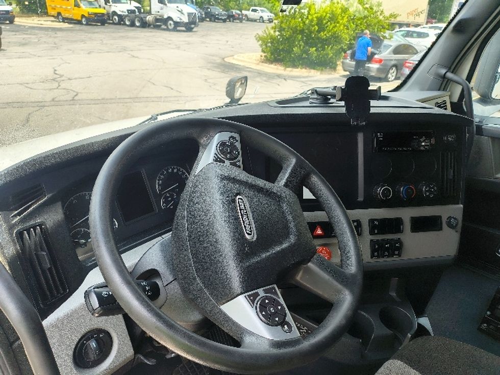 Sleeper Tractor-Heavy Duty Tractors-Freightliner-2021-T12664ST-San Antonio-TX-568,351\n\t\tmiles-$ 52,750 - Image 10