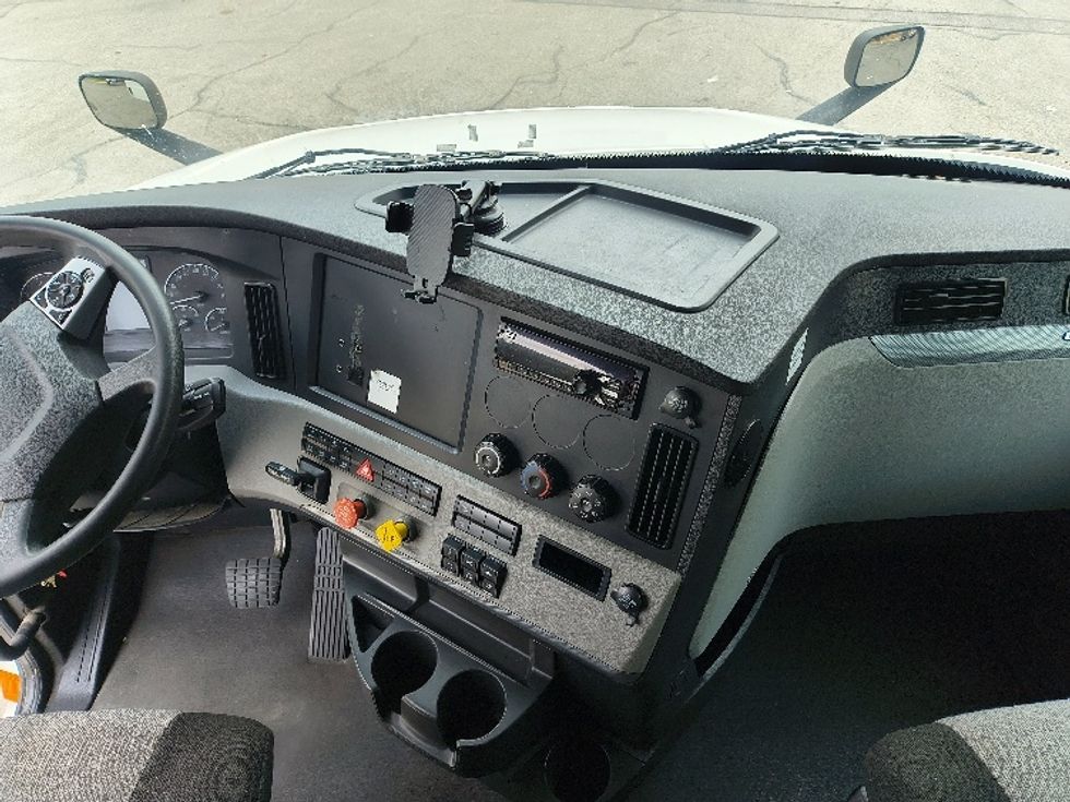 Sleeper Tractor-Heavy Duty Tractors-Freightliner-2021-T12664ST-San Antonio-TX-568,351\n\t\tmiles-$ 52,750 - Image 12