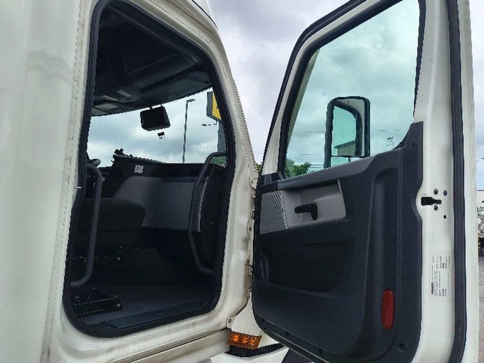 Sleeper Tractor-Heavy Duty Tractors-Freightliner-2021-T12664ST-San Antonio-TX-568,351\n\t\tmiles-$ 52,750 - Image 13