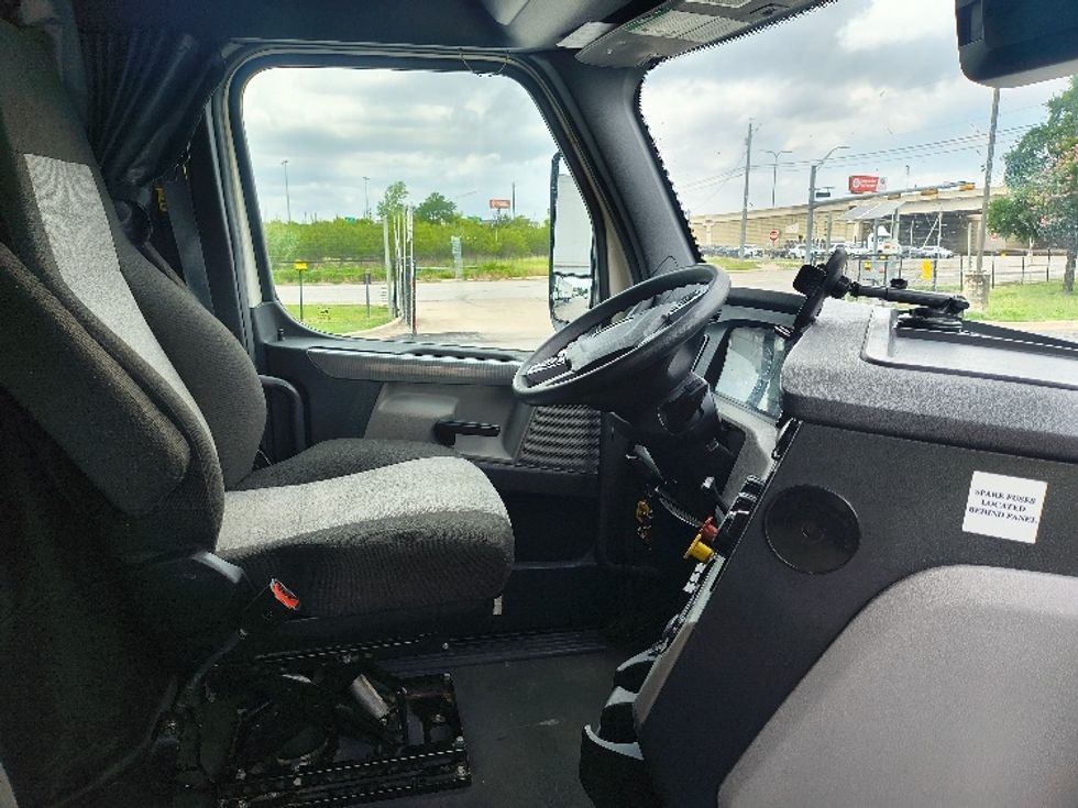 Sleeper Tractor-Heavy Duty Tractors-Freightliner-2021-T12664ST-San Antonio-TX-568,351\n\t\tmiles-$ 52,750 - Image 15