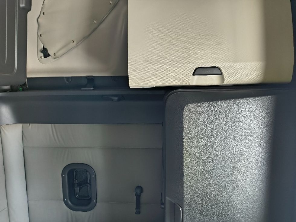 Sleeper Tractor-Heavy Duty Tractors-Freightliner-2021-T12664ST-San Antonio-TX-568,351\n\t\tmiles-$ 52,750 - Image 18