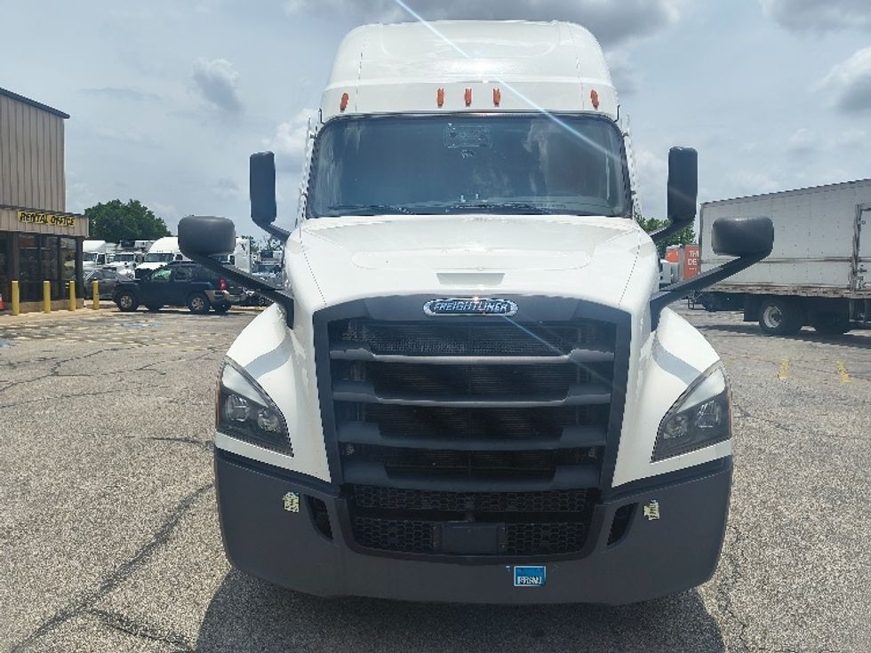 Sleeper Tractor-Heavy Duty Tractors-Freightliner-2021-T12664ST-San Antonio-TX-568,351\n\t\tmiles-$ 52,750 - Image 2