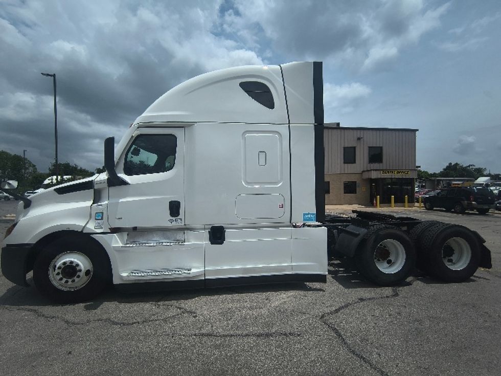Sleeper Tractor-Heavy Duty Tractors-Freightliner-2021-T12664ST-San Antonio-TX-568,351\n\t\tmiles-$ 52,750 - Image 4